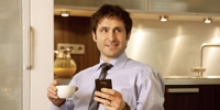 Ein Mann bedient komfortable seine Webasto Standheizung mit dem Handy - Thermo Call 3 machts möglich.